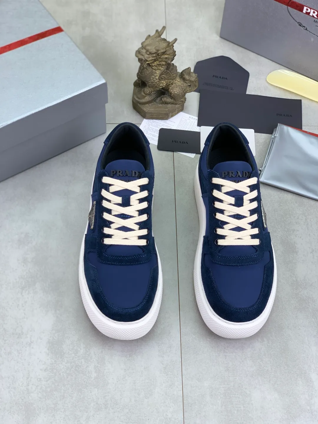 Men's shoes 💰P560💰 [New model] High version official website popular model is on the market, 🆘 Trendy brand (Prada) mainly promotes popular model, avant-garde and versatile fashionable men's shoes private version mold opening, cowhide surface splicing 1:1.. Stylish and simple, original imported cowhide lining cowhide feet; the atmosphere and personality are more fashionable, eye-catching and pursuing class. It will subvert the old idea and be a must-have for fashion trendsetters with you! Must keep it for yourself! Tall and comfortable, large and low, high-end quality workmanship. Code number: 38-44 5⃣️colors available.